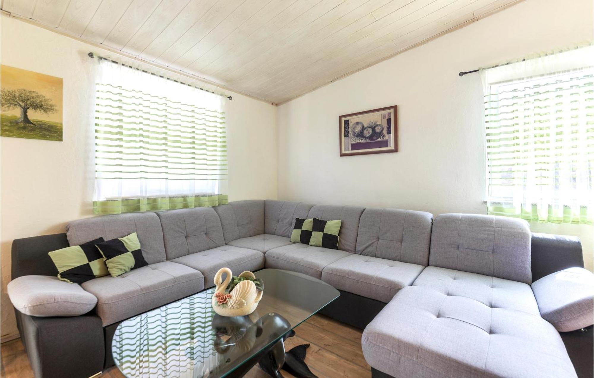 3 Bedroom Gorgeous Apartment In Marčana Kültér fotó