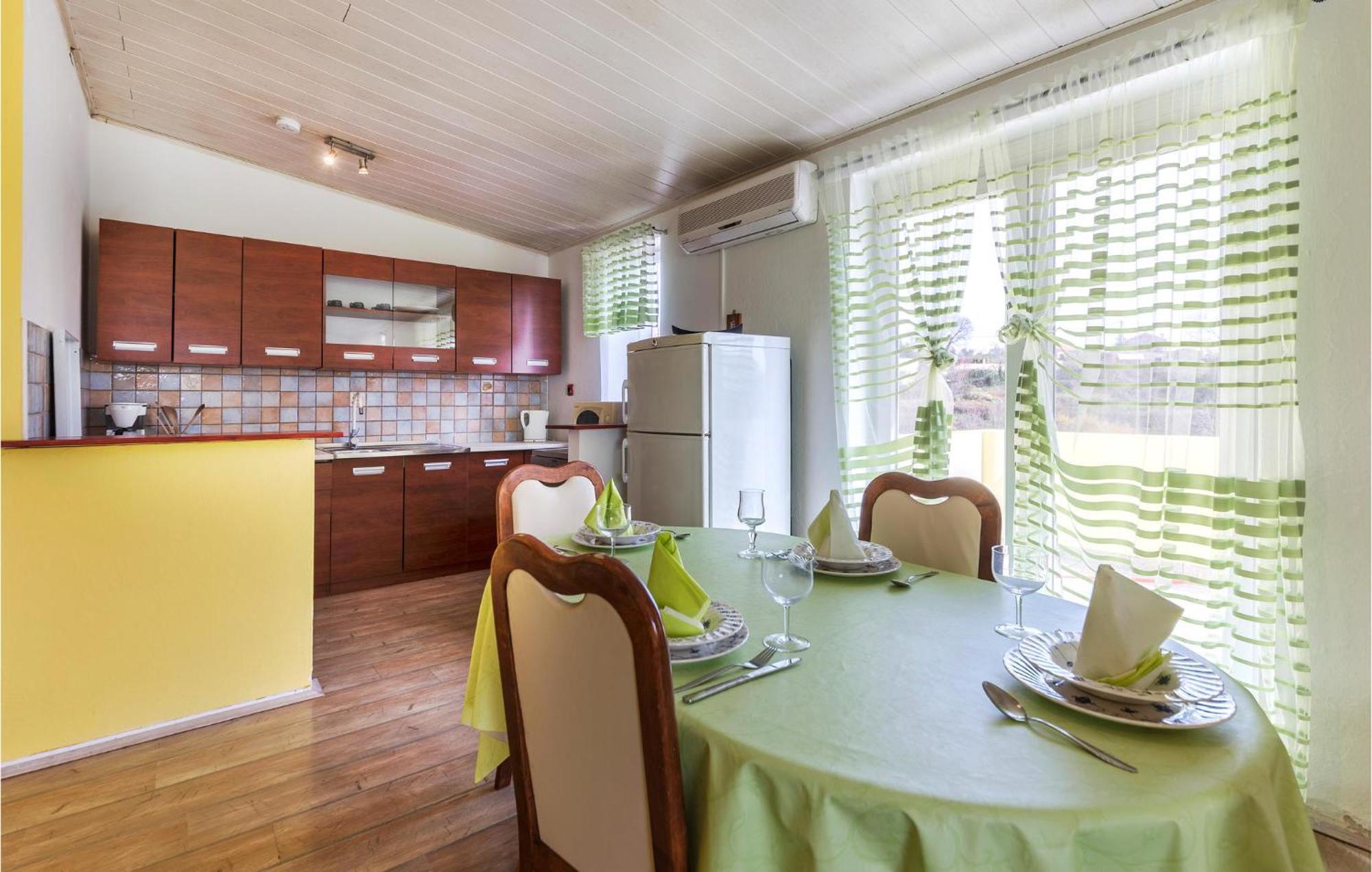 3 Bedroom Gorgeous Apartment In Marčana Kültér fotó
